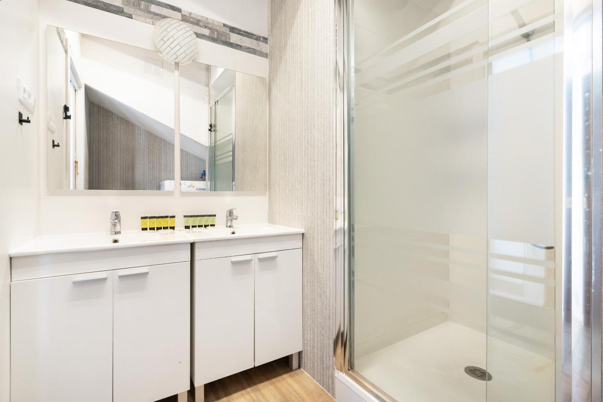 Atico Con Terraza En Lavapies Alquiler Temporal Apartment Madrid Exterior photo